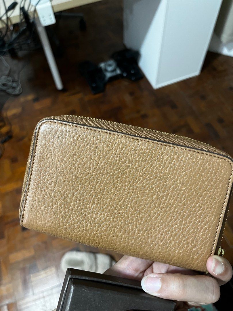 authentic tory burch brown (Category: Wallets & Card holders) located in Angeles City. Submitted by vvsdeclutter (Listing ID 1347402647, Image 2). Description: used for few days only authentic! from japan.