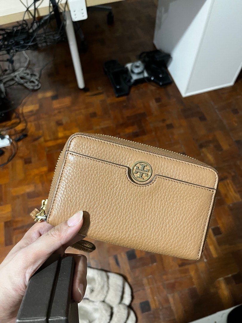 authentic tory burch brown (Category: Wallets & Card holders) located in Angeles City. Submitted by vvsdeclutter (Listing ID 1347402647, Image 1). Description: used for few days only authentic! from japan.