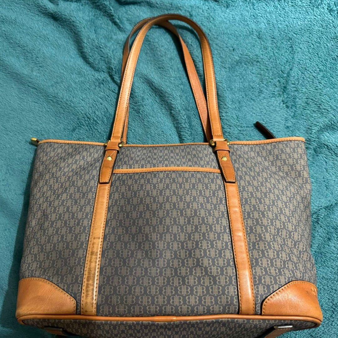 Beanpole Tote Bag (Category: Luxury Bags & Wallets) located in Dagupan City. Submitted by fonsomatthy (Listing ID 1347411913, Image 2). Description: ‼️ FOR SALE ‼️ Vintage Beanpole Tote Bag 👉🏻 May konting color transfer lang sa leather part sa baba as seen sa picture. Matatanggal naman or pwede mo ipakulay pero hindi naman halata on everyday use. RFS: Di na nagagamit ‼️ Can reduce price for sure buyer ‼️ 🧾 MOP will be Gcash 🚚 MOD will be JNT 