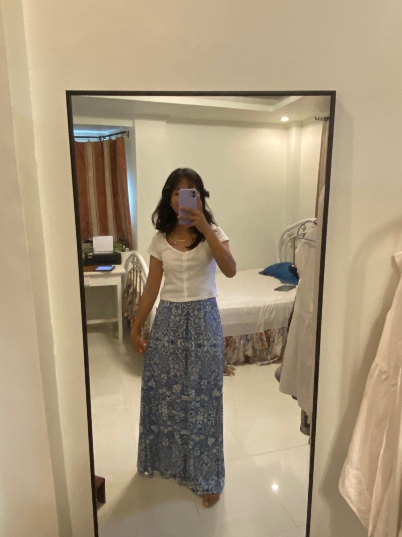 Max Studio Blue Floral Maxi Skirt (Category: Skirts) located in Tuguegarao City. Submitted by ukaygoods (Listing ID 1343615188, Image 3). Description: - Fabric: Rayon; Spandex - no slit - Waist: 30-32” - Length: 44” .