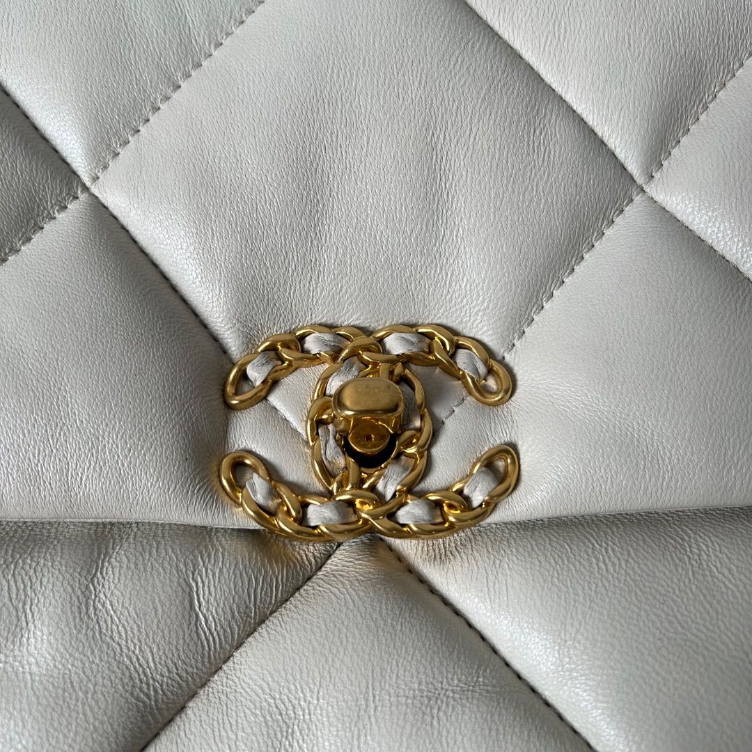 Chanel 19 Small off-white Quilted Chain Bag (Category: Luxury Bags & Wallets) located in Antipolo. Submitted by chanchimj (Listing ID 1335905556, Image 2). Description: Material: Calfskin Leather RANK B Condition This item has been used and may have some minor flaws. Before purchasing, please refer to the images for the exact condition of the item. Kindly message us for the additional detailed photos. Thank you! 🔹No inclusions since this is prel