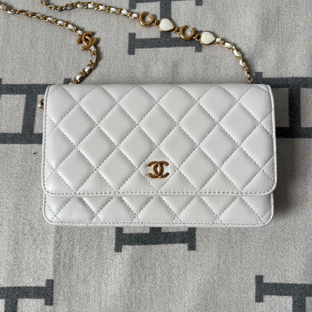 Chanel Wallet on Chain WOC White Bag (Category: Luxury Bags & Wallets) located in Antipolo. Submitted by chanchimj (Listing ID 1328157702, Image 1). Description: .
