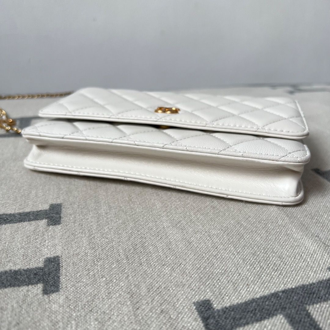 Chanel Wallet on Chain WOC White Bag (Category: Luxury Bags & Wallets) located in Antipolo. Submitted by chanchimj (Listing ID 1328157702, Image 3). Description: .