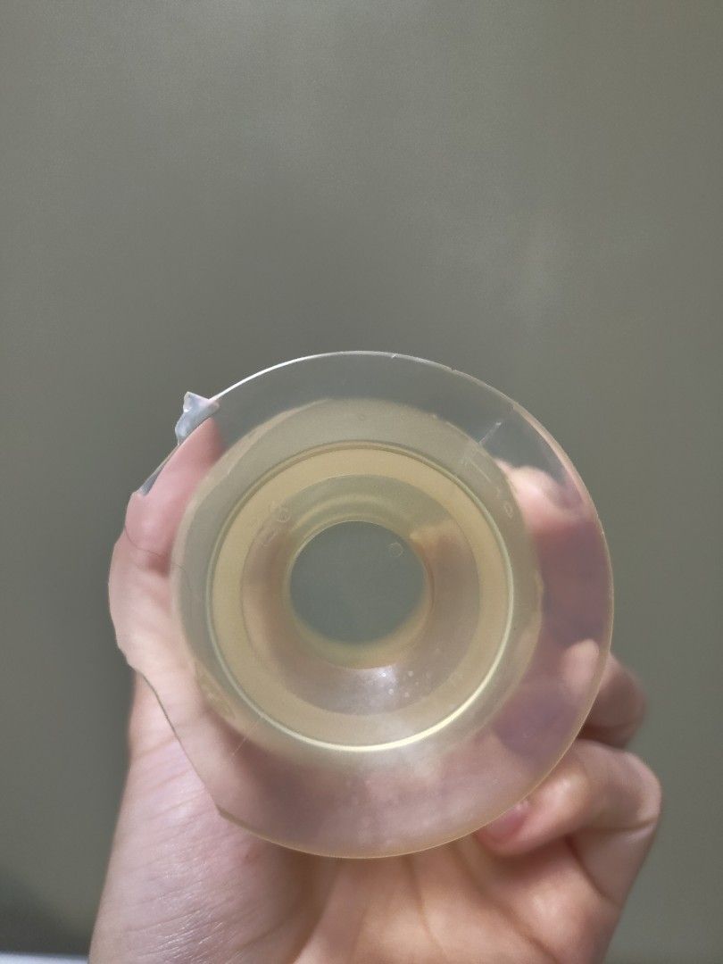Haakaa manual breast pump/milk catcher (Category: Breastfeeding & Bottle Feeding) located in San Juan City. Submitted by dantarg (Listing ID 1347394215, Image 3). Description: very helpful to me. I was able to maintain a good amount of milk stashed in the freezer just with this. I ended up returning the electric pump I bought when I was pregnant. -discolored na due to long storage but still very effective -bottom part has a small tear on the edge