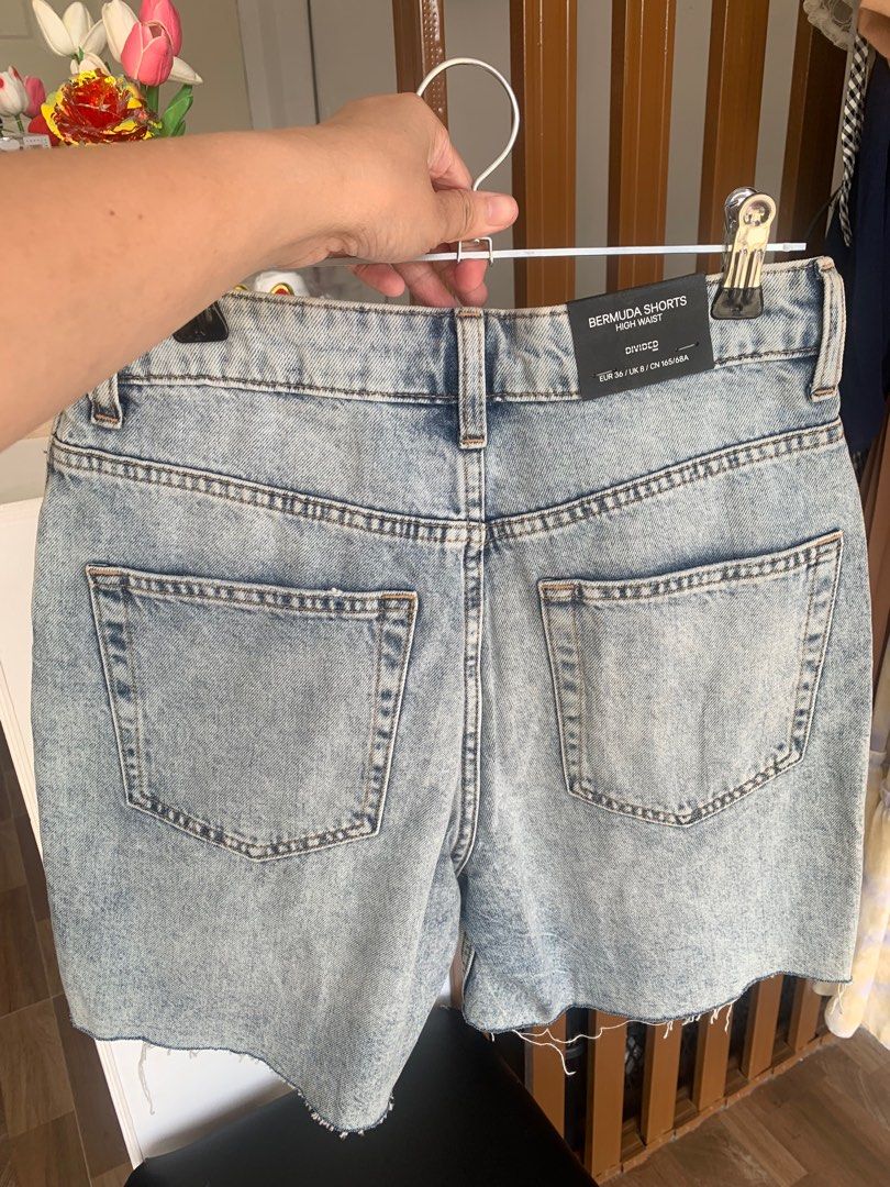 H&M Bermuda Shorts (Category: Shorts) located in Aliaga. Submitted by kmapparel (Listing ID 1347321664, Image 2). Description: Size 25-26.