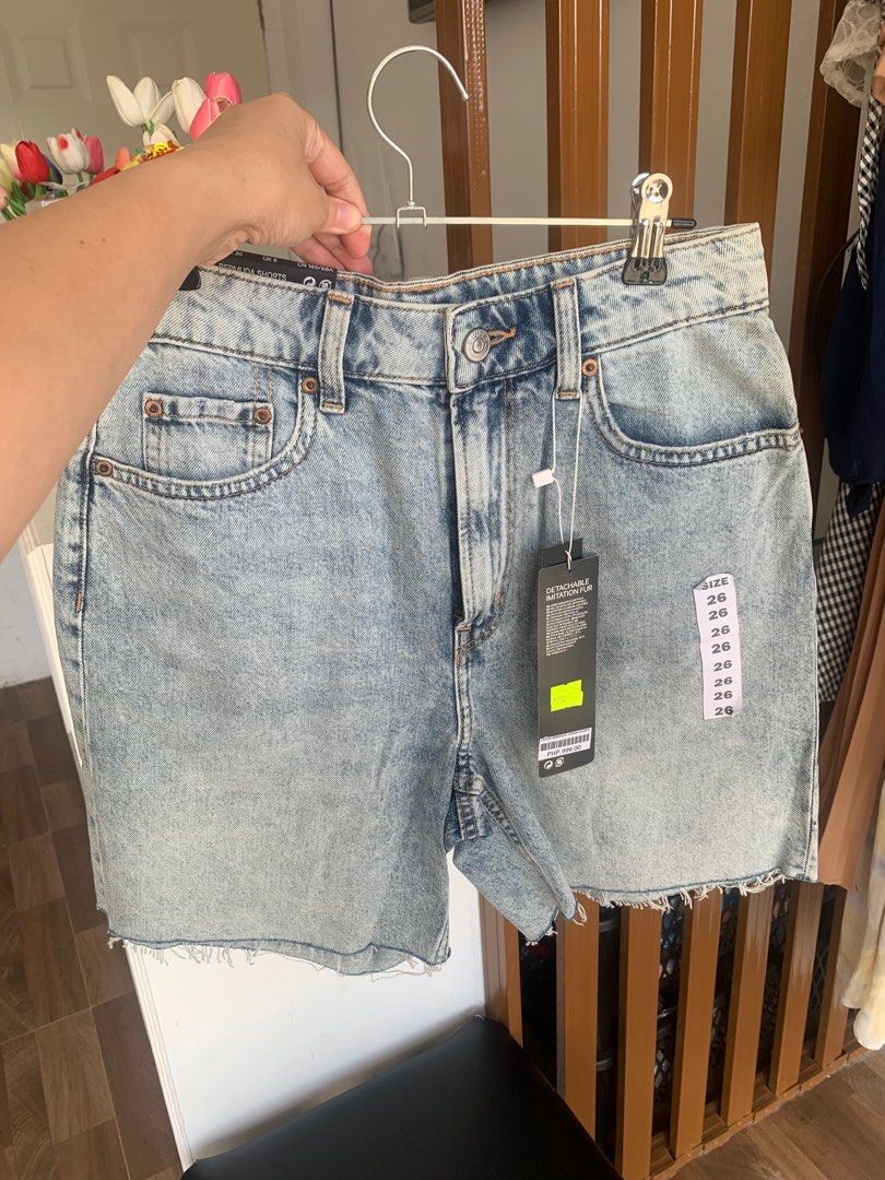 H&M Bermuda Shorts (Category: Shorts) located in Aliaga. Submitted by kmapparel (Listing ID 1347321664, Image 1). Description: Size 25-26.