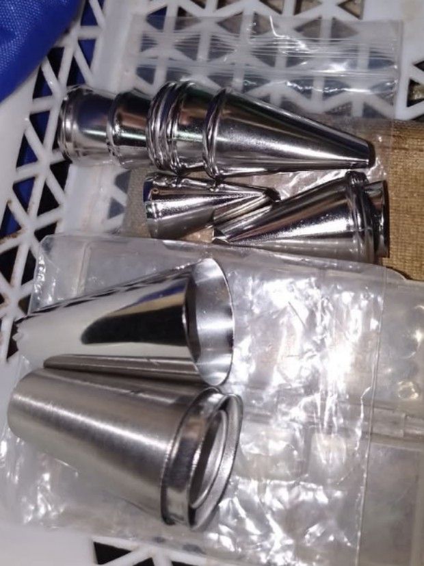 Baking Icing Nozzles Piping Tips (Category: Bakeware) located in Quezon City. Submitted by akosiluna44 (Listing ID 1347407258, Image 3). Description: Take all for 600 three different nozzle tips for cupcake decorating 15 pieces total #bakingdecorationicingnozzles #icingnozzle #icingtip #cupcaketip.