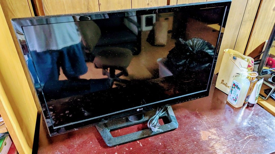 LG 32 smart LED TV (defective) (Category: TV) located in Quezon City. Submitted by render97 (Listing ID 1347369844, Image 1). Description: 32" LG Smart LED TV defective problem: does not power up. prior to it breaking down recently, it was working fine. didn't bother to have it fixed so selling it as is. could be good for spare parts or having it fixed. if interested, meetups are at shopwise commonwealth area..