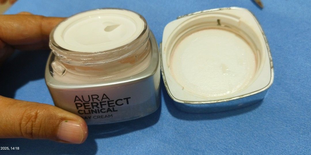 Loreal White Perfect Clinical Day Cream No Box (Kategori: Kulit, Sabun & Tubuh) berada di Tangerang. Dikirim oleh malalapreloved (ID iklan 1347348859, Gambar 3). Deskripsi: Beli di official store L'oreal sh*p**, exp 07-2025. Dipake sebentar aja, aku ganti SK II. sempet dijatuhin anakku, pecah dikit tutupnya.. tapi isinya aman, masih 90% simpan di kulkas, aman.. No Box, No Spatula..