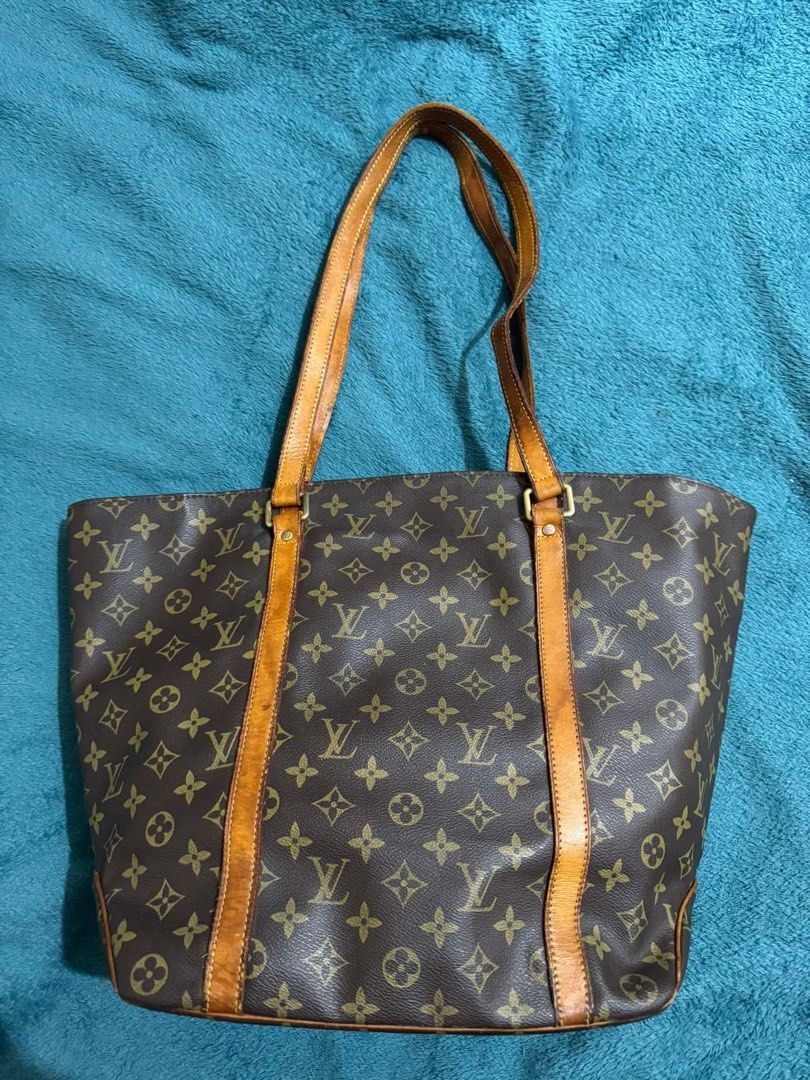 LV Sac Shopping Monogram Bag (Category: Luxury Bags & Wallets) located in Dagupan City. Submitted by fonsomatthy (Listing ID 1347414791, Image 2). Description: ‼️ FOR SALE ‼️ LV Sac Shopping Monogram Bag 👉🏻 No issues. Needs cleaning lang. No cracks sa handle and no open piping only watermarks sa vachetta leather RFS: Di na nagagamit ‼️ Can reduce price for sure buyer ‼️ 🧾 MOP will be Gcash 🚚 MOD will be J&T/LBC Shipping fee will be shouldered