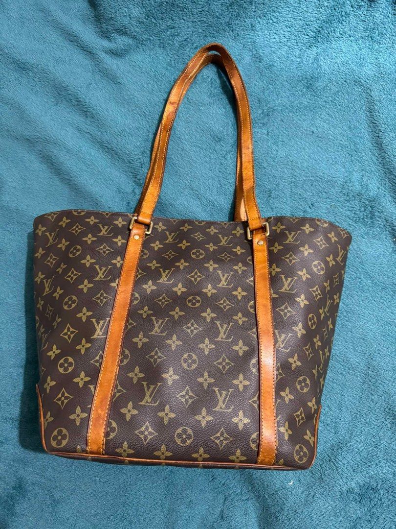 LV Sac Shopping Monogram Bag (Category: Luxury Bags & Wallets) located in Dagupan City. Submitted by fonsomatthy (Listing ID 1347414791, Image 1). Description: ‼️ FOR SALE ‼️ LV Sac Shopping Monogram Bag 👉🏻 No issues. Needs cleaning lang. No cracks sa handle and no open piping only watermarks sa vachetta leather RFS: Di na nagagamit ‼️ Can reduce price for sure buyer ‼️ 🧾 MOP will be Gcash 🚚 MOD will be J&T/LBC Shipping fee will be shouldered