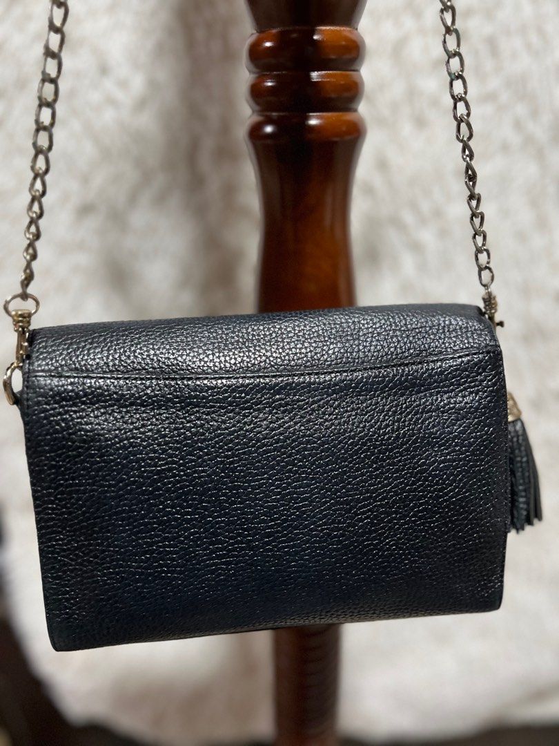 Metrocity Sling Bag (Category: Luxury Bags & Wallets) located in Baguio. Submitted by mischasboutique (Listing ID 1347389956, Image 2). Description: Metrocity Sling Minimal signs of use.
