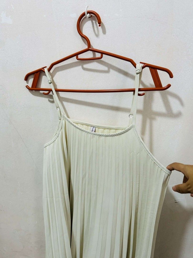 Pleated dress (Category: Dresses) located in Pasig City. Submitted by itsrubyred (Listing ID 1347295544, Image 2). Description: color : dirty white size : L to XL.