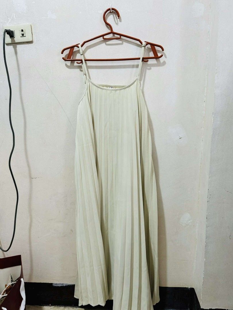 Pleated dress (Category: Dresses) located in Pasig City. Submitted by itsrubyred (Listing ID 1347295544, Image 1). Description: color : dirty white size : L to XL.