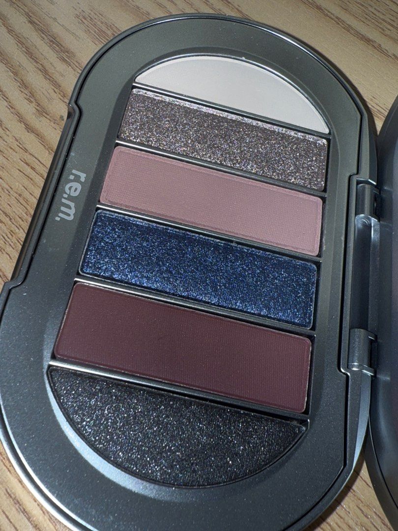 r.e.m. beauty Eyeshadow Palette Midnight Snack (Category: Makeup) located in Paranaque City. Submitted by cilantr0 (Listing ID 1347461748, Image 3). Description: 🩶 R.E.M. Beauty by Ariana Grande 💋Eyeshadow Palette in the shade “Midnight Snack” 🍇 6 buildable, blendable shades in matte & metallic finishes ‼️BRAND NEW, LEGIT ‼️ ‼️Orig price ₱1,490 w/o SF ⭐️Negotiable 💵MOP: Gcash / BDO 💌 Buyer will shoulder shipping .