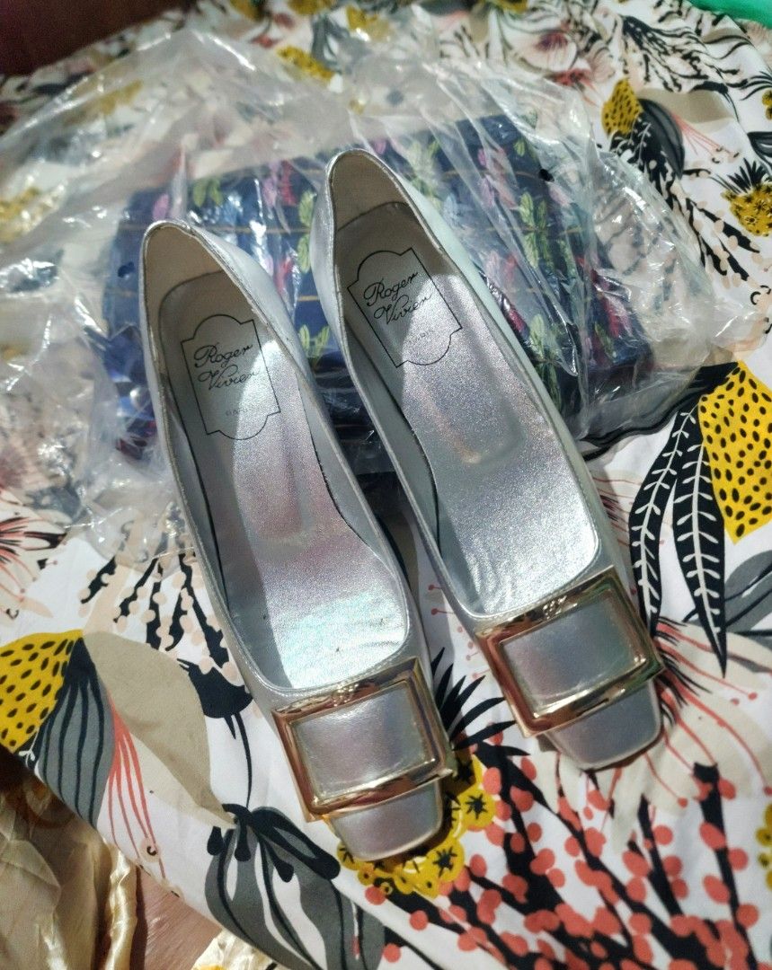 Roger Vivier (Category: Sneakers & Footwear) located in Bayombong. Submitted by nica7 (Listing ID 1347338550, Image 3). Description: from Japan ,gift from my niece kaso lang hindi ko kasya no other inclusion.