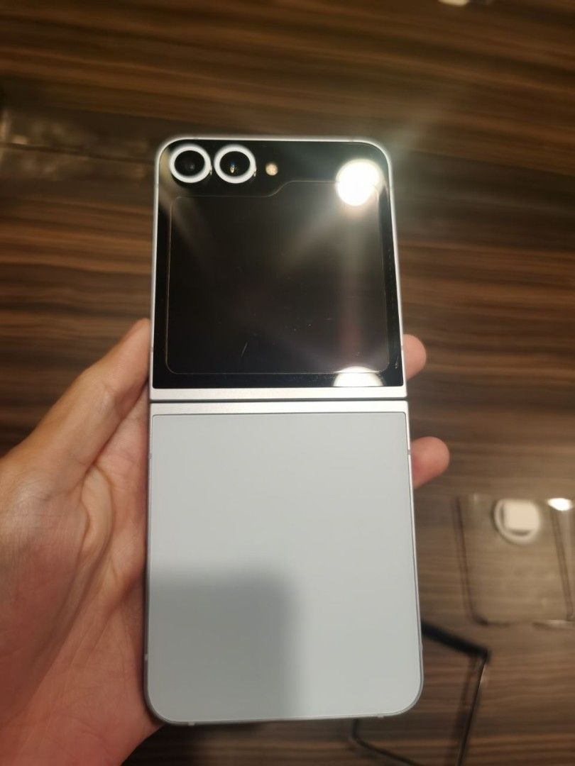 Samsung galaxy Z Flip 6 (Category: Samsung) located in Del Monte. Submitted by loveko_77 (Listing ID 1347471516, Image 3). Description: SAMSUNG GALAXY Z FLIP 6 2024 Openline Barely used 12/256gb Blue no box unit only pwede sa maarte pass sa tumatawad na wala sa lugar no other issue mura na yan.