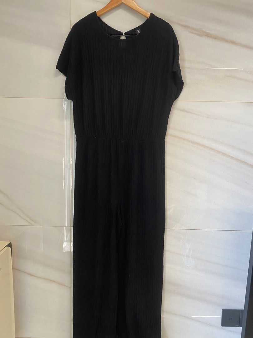 Shein Plus Size Black Jumpsuit (Category: Jumpsuits) located in Manila. Submitted by declutterwithme08 (Listing ID 1347389043, Image 2). Description: - 1XL on tag Helping Tags: Zara Mango Forever 21 H&M Uniqlo Bershka Stradivarius COS Harlan and Holden Urban Revivo Dorothy Perkins.