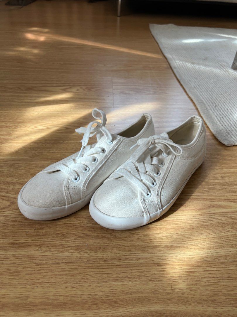 Size40/ Size9 Basic White Shoes (Category: Sneakers) located in Makati City. Submitted by blackbags.ph (Listing ID 1347281936, Image 2). Description: Just needs to be washed .