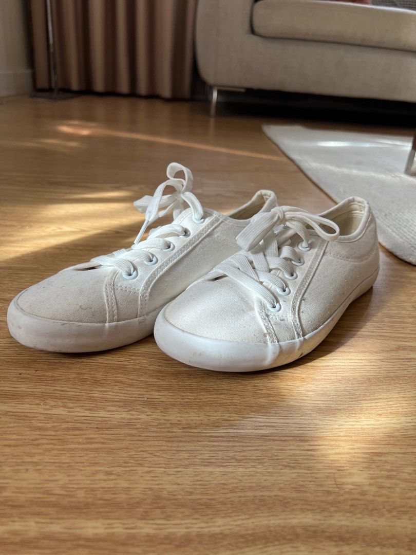Size40/ Size9 Basic White Shoes (Category: Sneakers) located in Makati City. Submitted by blackbags.ph (Listing ID 1347281936, Image 1). Description: Just needs to be washed .
