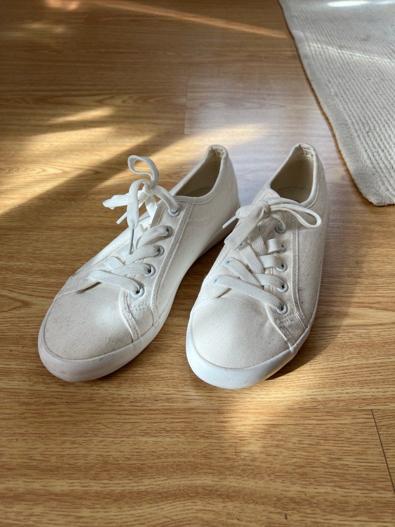 Size40/ Size9 Basic White Shoes (Category: Sneakers) located in Makati City. Submitted by blackbags.ph (Listing ID 1347281936, Image 3). Description: Just needs to be washed .