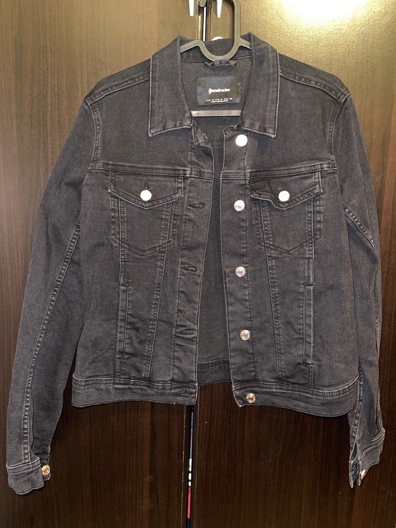 Stradivarius boxy fit black denim jacket (Category: Coats, Jackets and Outerwear) located in Mandaluyong City. Submitted by lovxlle (Listing ID 1347393807, Image 1). Description: Stradivarius boxy fit black denim jacket with side and breast pockets Size M Women's Used once only Rfs: declutter Sf c/o buyer MOP: Gcash or bank transfers Courier: GrabExpress, Lalamove, or GogoXpress.
