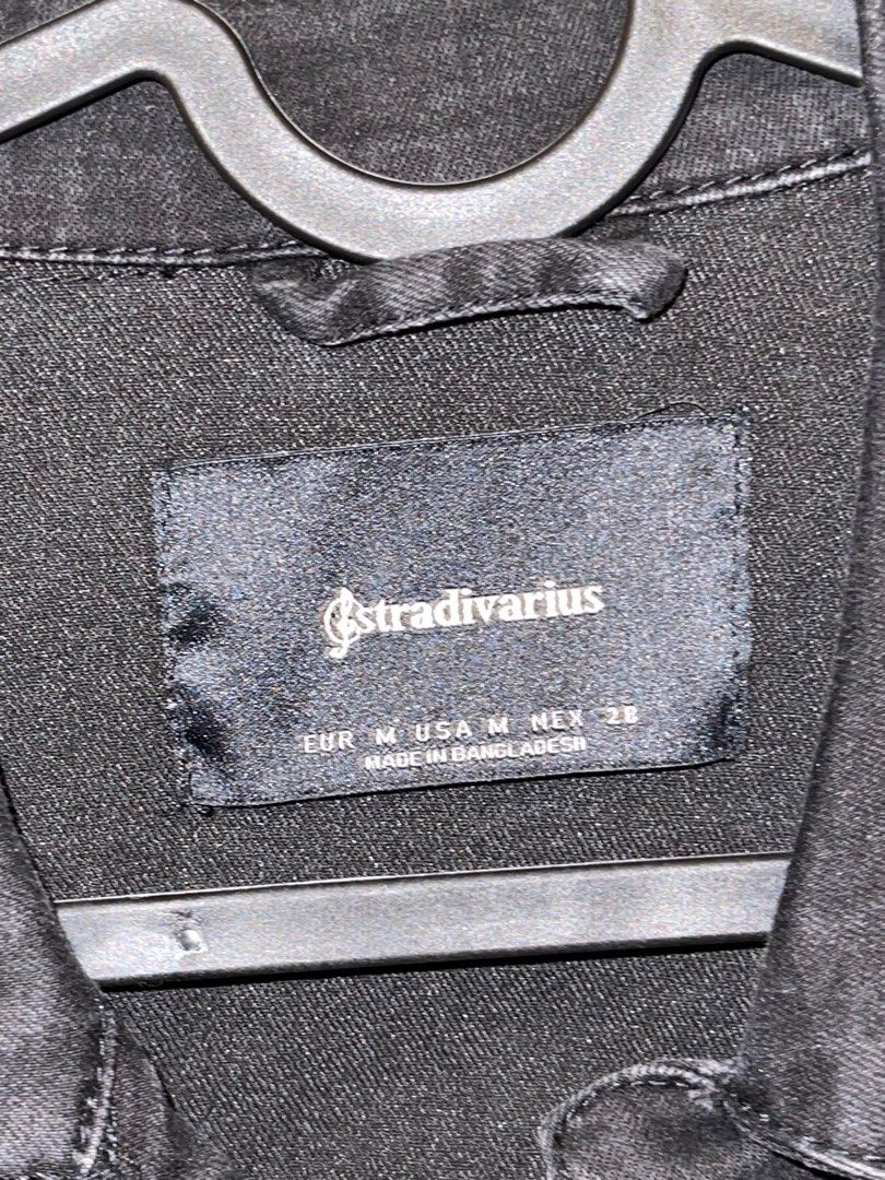 Stradivarius boxy fit black denim jacket (Category: Coats, Jackets and Outerwear) located in Mandaluyong City. Submitted by lovxlle (Listing ID 1347393807, Image 2). Description: Stradivarius boxy fit black denim jacket with side and breast pockets Size M Women's Used once only Rfs: declutter Sf c/o buyer MOP: Gcash or bank transfers Courier: GrabExpress, Lalamove, or GogoXpress.