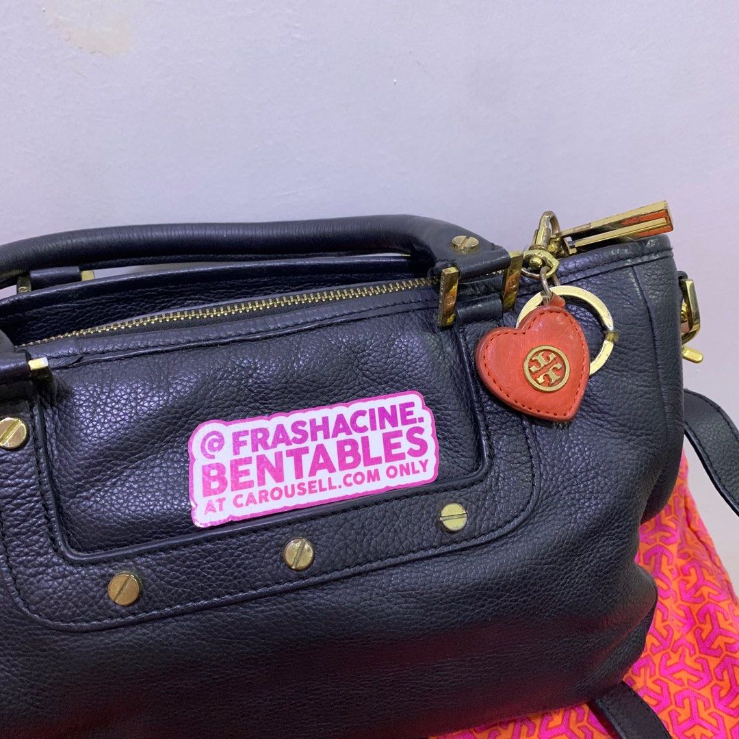 Tory Burch Black Leather Mini Amanda Tote (Category: Luxury Bags & Wallets) located in Paranaque City. Submitted by frashacinedeclutters (Listing ID 1347392589, Image 3). Description: Authentic! Comes with original dust bag. Wallet has no box. Well used but still in really good condition. RFS: Lola’s moving abroad, she can’t take this with her *Always negotiable, send me a dm :-).
