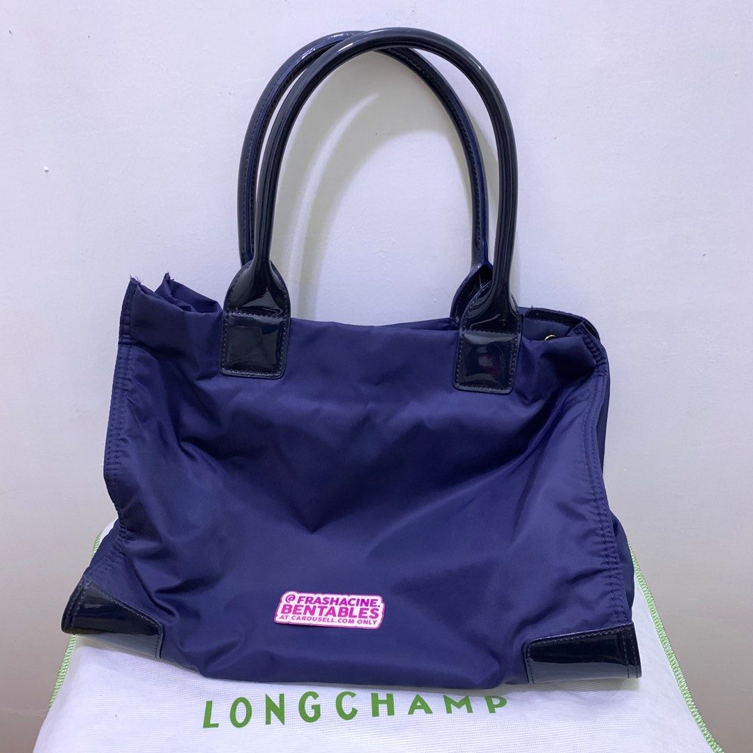Tory Burch Ella Classic Navy Blue Tote (Category: Luxury Bags & Wallets) located in Paranaque City. Submitted by frashacinedeclutters (Listing ID 1347393644, Image 3). Description: Authentic! Bought secondhand, Longchamp dust bag came with it. Well used but still in really good condition. RFS: Lola’s moving abroad, she can’t take this with her *Always negotiable, send me a dm :-).