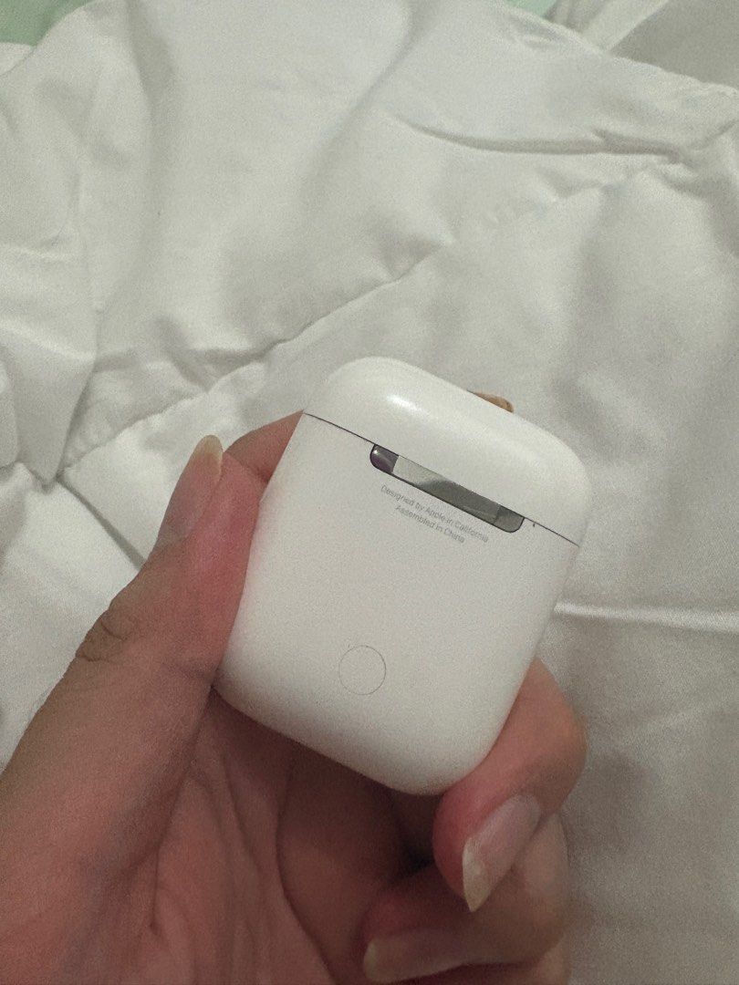 Apple Airpods (Category: Earphones) located in Quezon City. Submitted by ess14 (Listing ID 1347602747, Image 2). Description: .
