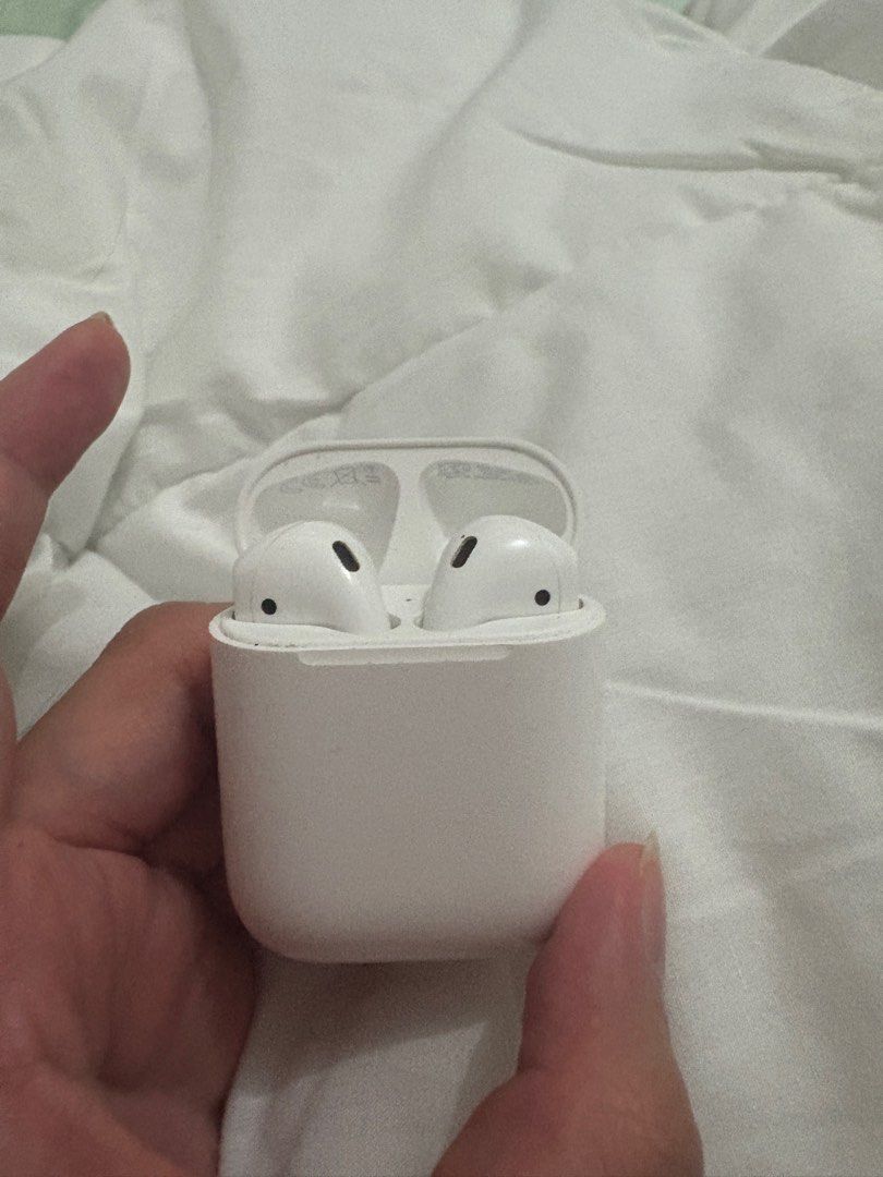 Apple Airpods (Category: Earphones) located in Quezon City. Submitted by ess14 (Listing ID 1347602747, Image 1). Description: .
