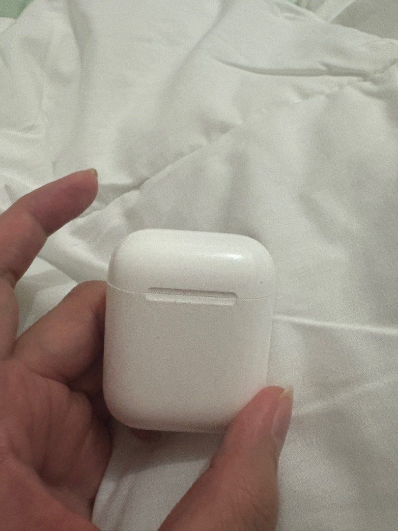 Apple Airpods (Category: Earphones) located in Quezon City. Submitted by ess14 (Listing ID 1347602747, Image 3). Description: .