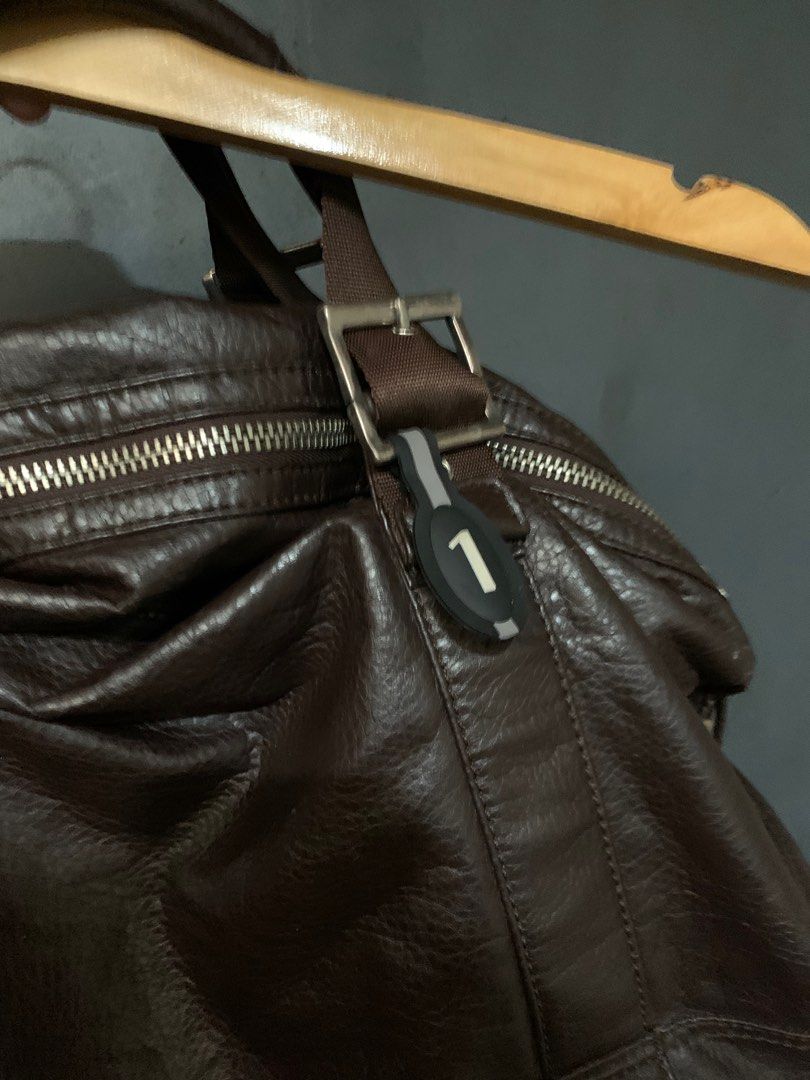 ARMANI JEANS (Category: Luxury Bags & Wallets) located in Butuan. Submitted by 8600_recycled.hyp3 (Listing ID 1347491297, Image 3). Description: Armani Jeans leather bag 21Wx15L Excellent minor scratch negotiable.