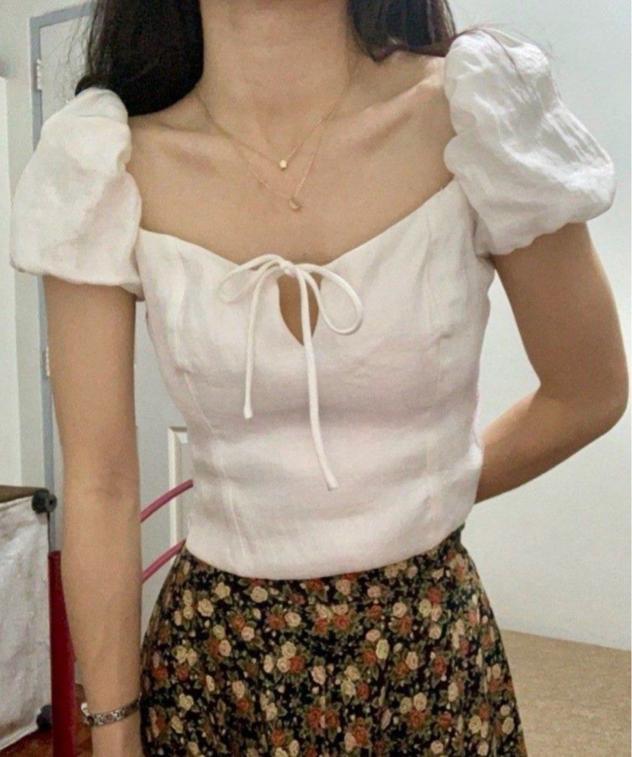 Bershka puffed white sleeves (Category: Blouses) located in Quezon City. Submitted by kewt.00 (Listing ID 1347639060, Image 1). Description: Bought here in carousell Doesn’t look good on me 😕 But the quality is super good!👏🏽🫶🏼.