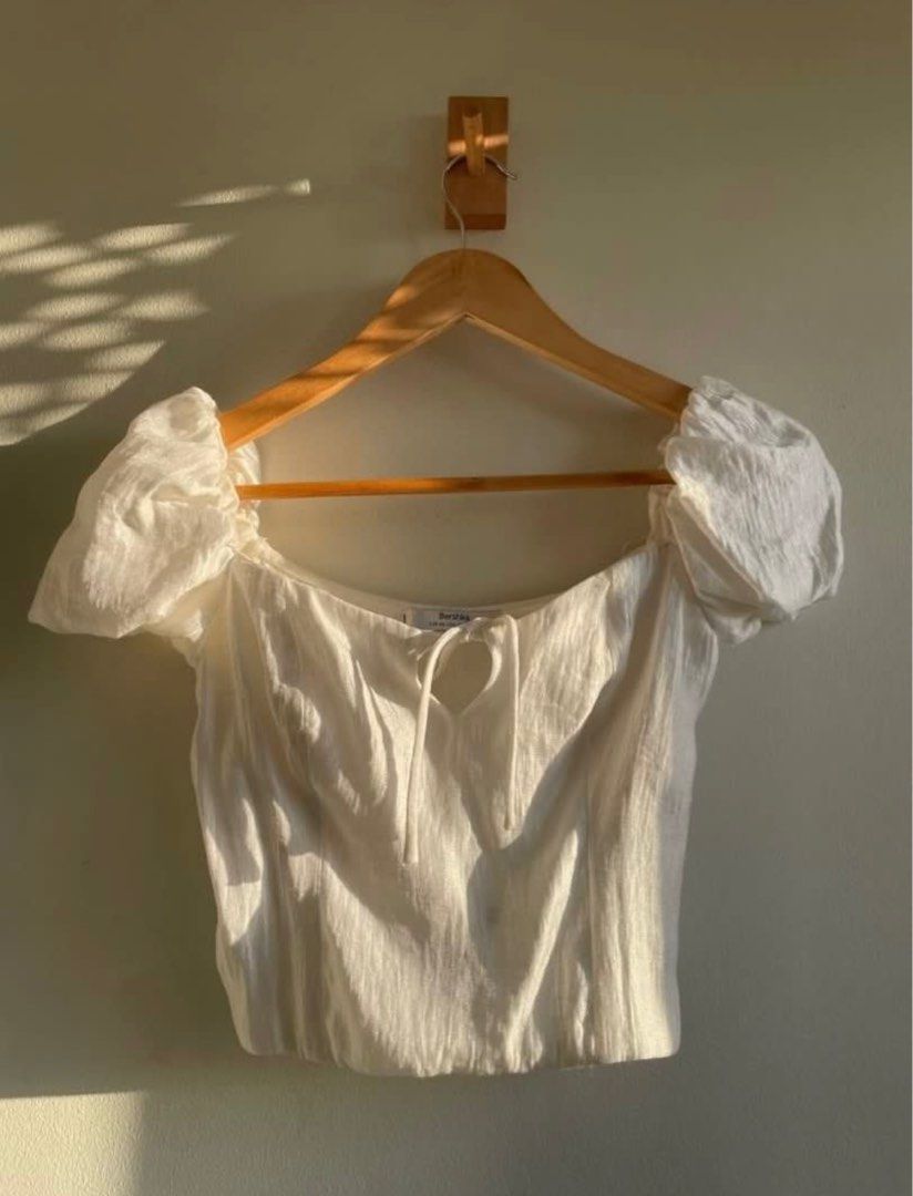 Bershka puffed white sleeves (Category: Blouses) located in Quezon City. Submitted by kewt.00 (Listing ID 1347639060, Image 2). Description: Bought here in carousell Doesn’t look good on me 😕 But the quality is super good!👏🏽🫶🏼.