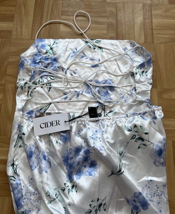 CIDER FLORAL slit midi dress (Category: Dresses) located in Bacolod City. Submitted by bprelovedcollection (Listing ID 1347655525, Image 2). Description: BRAND NEW CIDER FLORAL DRESS MIDI SLIT WITH POUCH SIZE Small to Large Stretchy.