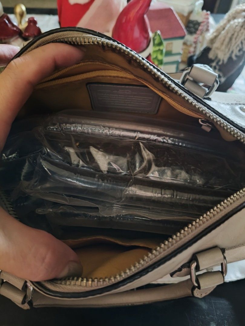 Coach varsity stripe city (Category: Luxury Bags & Wallets) located in Bulacan. Submitted by aichang21 (Listing ID 1347502844, Image 3). Description: .