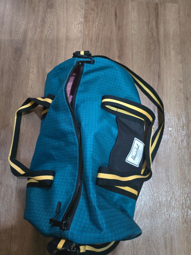 Herschel Gym Bag Duffel 27L (Category: Briefcases) located in Paranaque City. Submitted by jomslr (Listing ID 1347576756, Image 3). Description: Used about 5-10x.