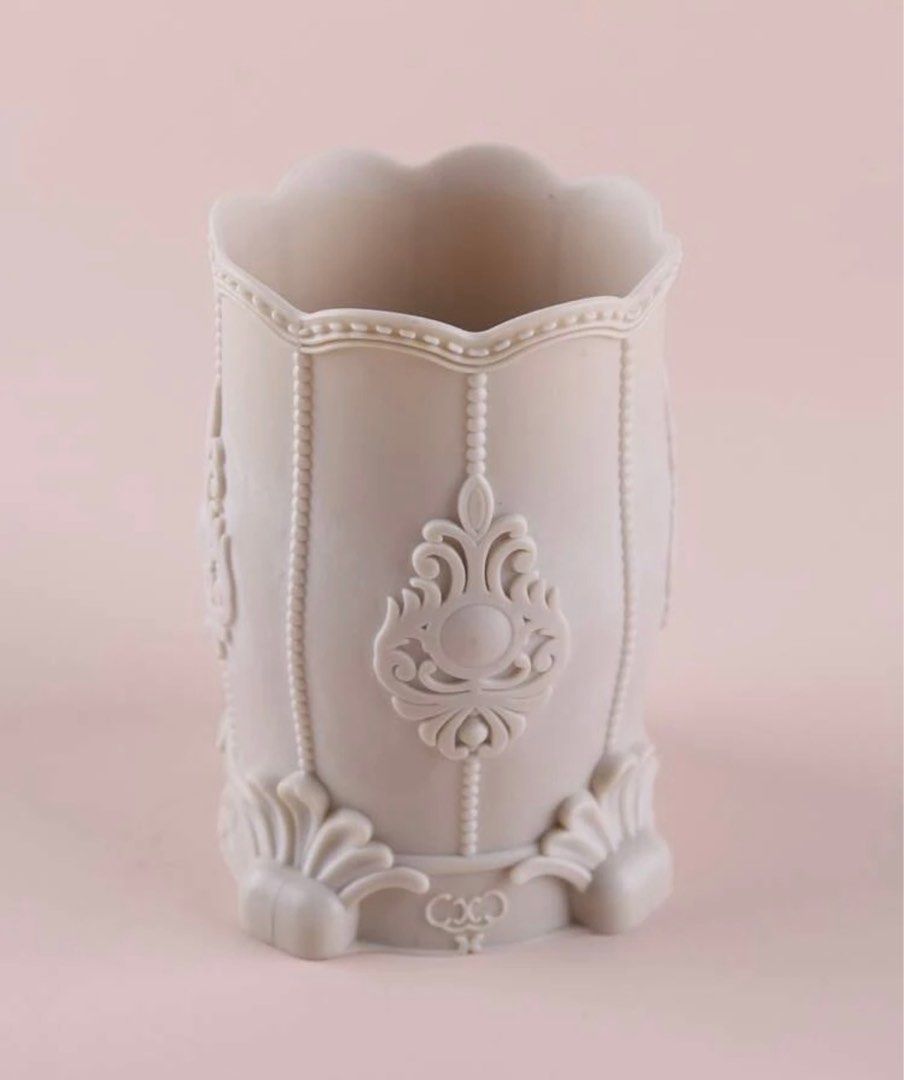 Makeup Brush Organizer Holder (Category: Makeup) located in Manila. Submitted by mayrclosetphbackup (Listing ID 1347606776, Image 2). Description: what you see is what you get.