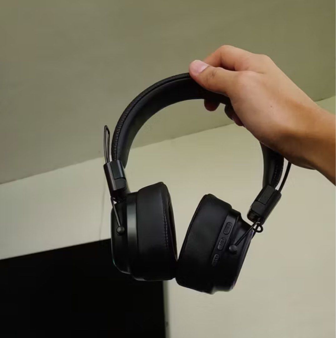 Marshall Major Headsets (Category: Headphones & Headsets) located in Manila. Submitted by drinlima (Listing ID 1347577132, Image 3). Description: ⭐️MARSHALL MAJOR⭐️ ✅Bluetooth ✅wireless headphones (with cord) ✅volume control,pause ✅Noise Cancellation ✅80 hours play time ✅20 Hz-20 KHz ✅LED outline earbuds ✅Free charging Cord 550 Only For Pick up or CoD via lalamove booking by the buyer abono of rider or gcash payment. Trusted seller see rating ⭐️ 