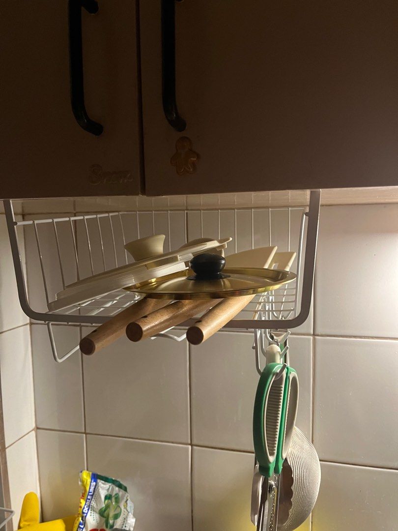 Metal Hanging Undershelf Basket (Category: Other Kitchenware & Tableware) located in Manila. Submitted by nethlistings (Listing ID 1347632358, Image 1). Description: ₱100 final price! buyer handles the shipping fee hindi po kasama ang mga naka-hang at nakalagay sa basket 😅 bought this around december on diy for around 150 pesos. RFS decluttering, tumatama sa ulo ko kapag nagt-toothbrush haha Bilhin niyo na please! .
