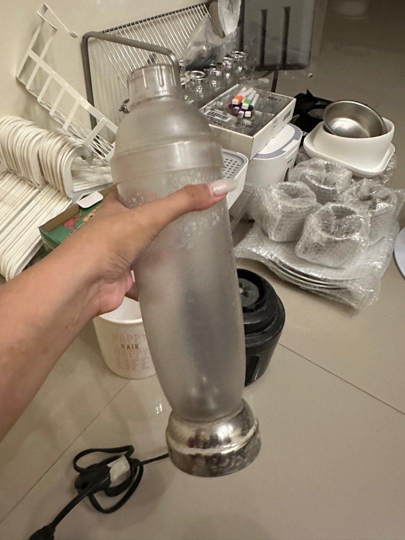 Milktea Electronic Shaker (Category: Coffee Machines & Makers) located in Masantol. Submitted by ginlyy (Listing ID 1347504664, Image 3). Description: No dents no damage working well Declutter - used at milktea shop Originally bought it for 7k Location is angeles, pampanga.