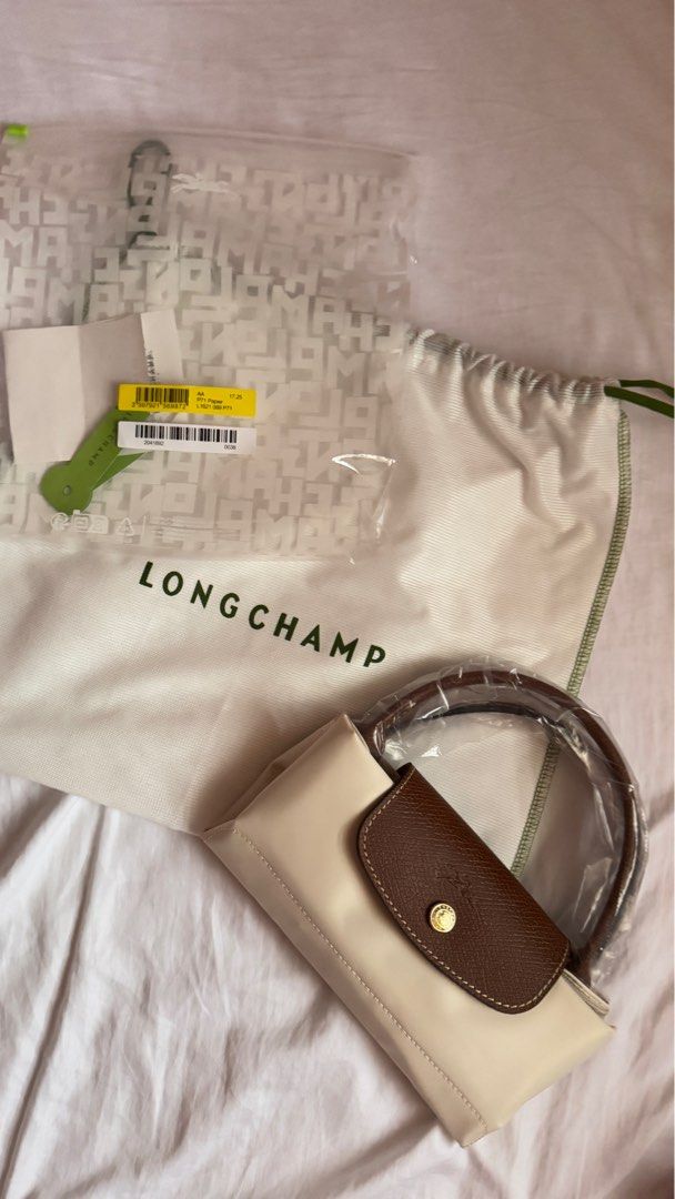 SALE! Original Longchamp le pliage short handle small (Category: Luxury Bags & Wallets) located in Manila. Submitted by sugarnspice1992 (Listing ID 1347560370, Image 1). Description: ORIGINAL Never used Gift from europe Color: paper FREE BAG ORGANIZER Rfs: wants a bigger size.