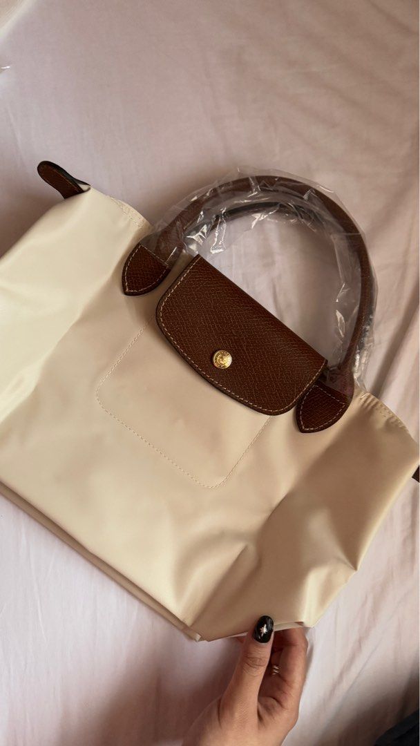 SALE! Original Longchamp le pliage short handle small (Category: Luxury Bags & Wallets) located in Manila. Submitted by sugarnspice1992 (Listing ID 1347560370, Image 2). Description: ORIGINAL Never used Gift from europe Color: paper FREE BAG ORGANIZER Rfs: wants a bigger size.