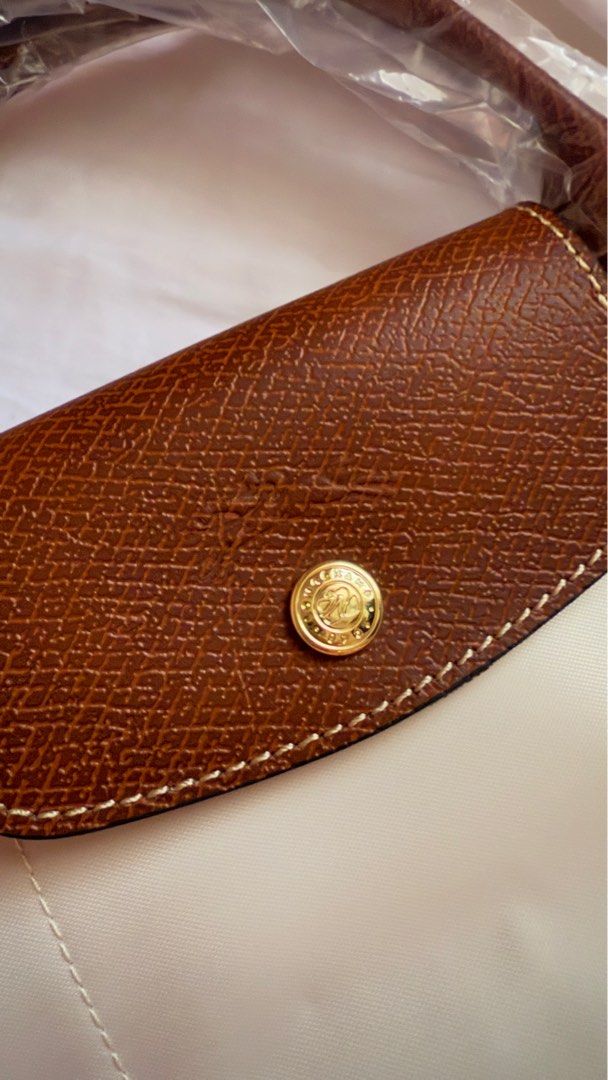 SALE! Original Longchamp le pliage short handle small (Category: Luxury Bags & Wallets) located in Manila. Submitted by sugarnspice1992 (Listing ID 1347560370, Image 3). Description: ORIGINAL Never used Gift from europe Color: paper FREE BAG ORGANIZER Rfs: wants a bigger size.