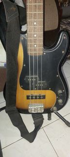 PRE LOVED SQUIER BY FENDER BASS WITH AMP