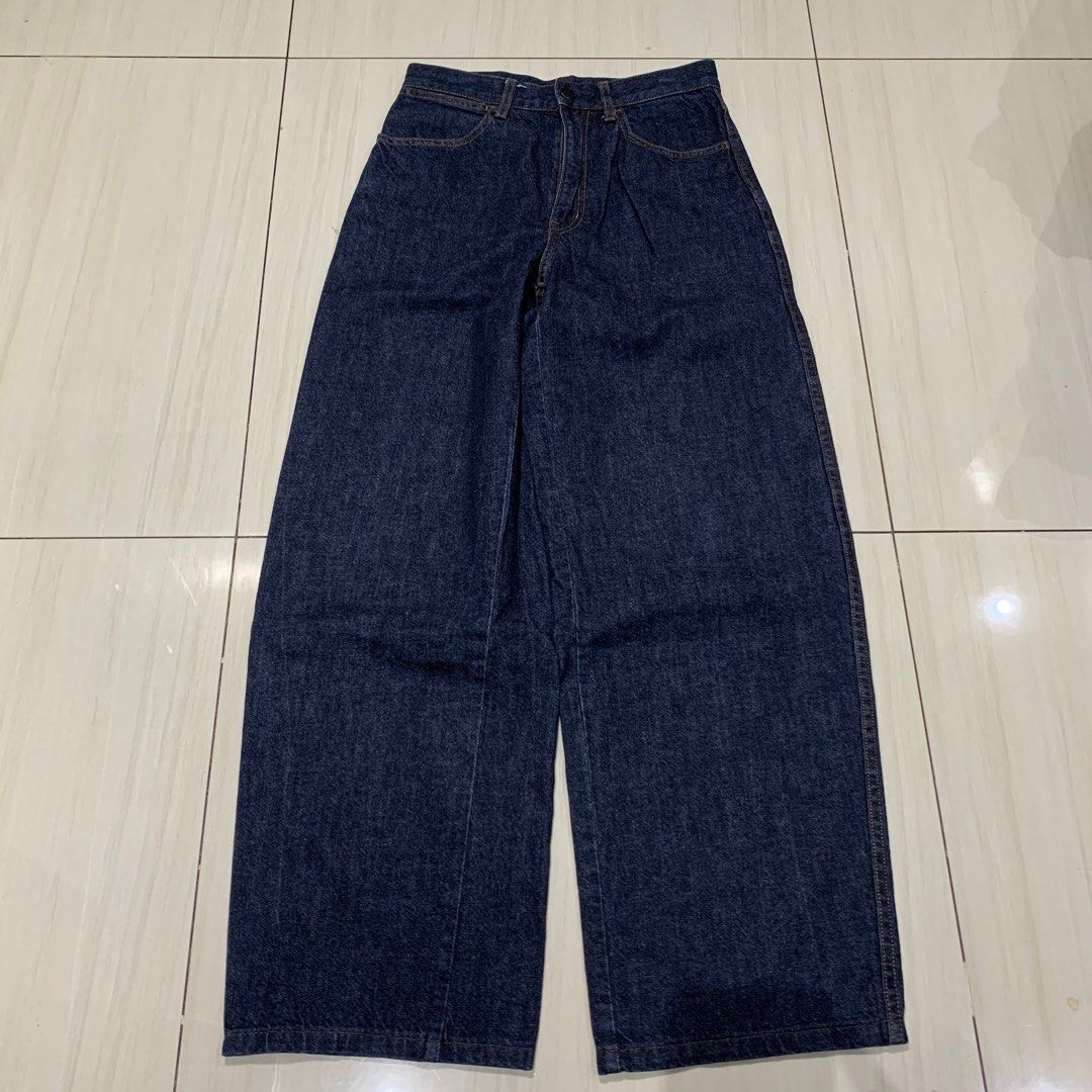 UNIQLO U WIDE STRAIGHT JEANS (Category: Jeans) located in Pasig City. Submitted by maj3sty (Listing ID 1347652082, Image 1). Description: Condition: 10/10 SUPERRRR NICEEE 🥹🥹🥹 Type: baggy pants, SUPER HQ hard denim Measurements: (medida size) - Waist: 27-28 - Length: 40 - Leg opening: 9.3 - Thighs: 12.5 🗣️ PERFECT CONDITION PARANG BRAND NEW 🗣️ DARK BLUE COLOR / RAW DENIM 📌 11.