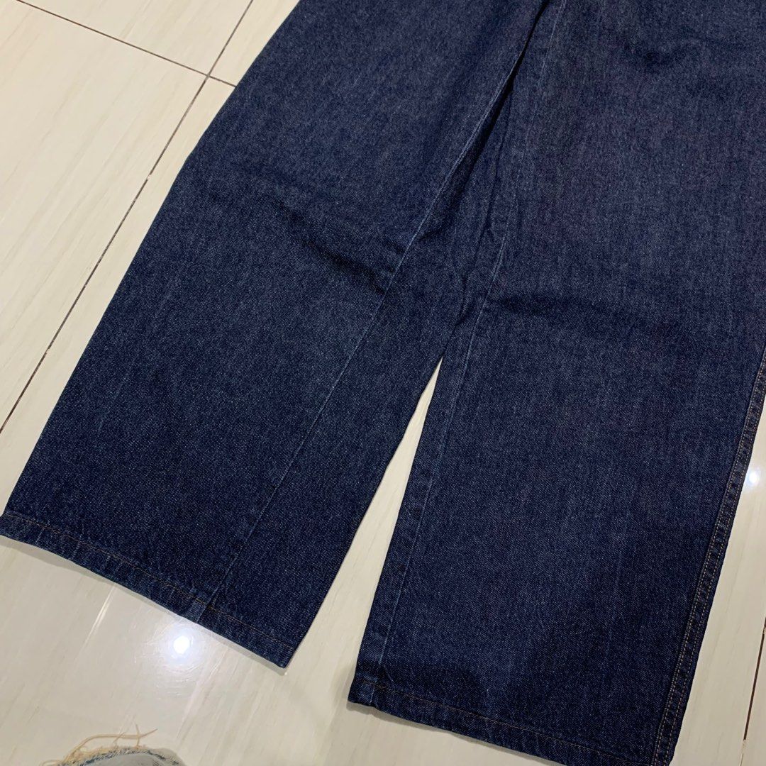 UNIQLO U WIDE STRAIGHT JEANS (Category: Jeans) located in Pasig City. Submitted by maj3sty (Listing ID 1347652082, Image 3). Description: Condition: 10/10 SUPERRRR NICEEE 🥹🥹🥹 Type: baggy pants, SUPER HQ hard denim Measurements: (medida size) - Waist: 27-28 - Length: 40 - Leg opening: 9.3 - Thighs: 12.5 🗣️ PERFECT CONDITION PARANG BRAND NEW 🗣️ DARK BLUE COLOR / RAW DENIM 📌 11.
