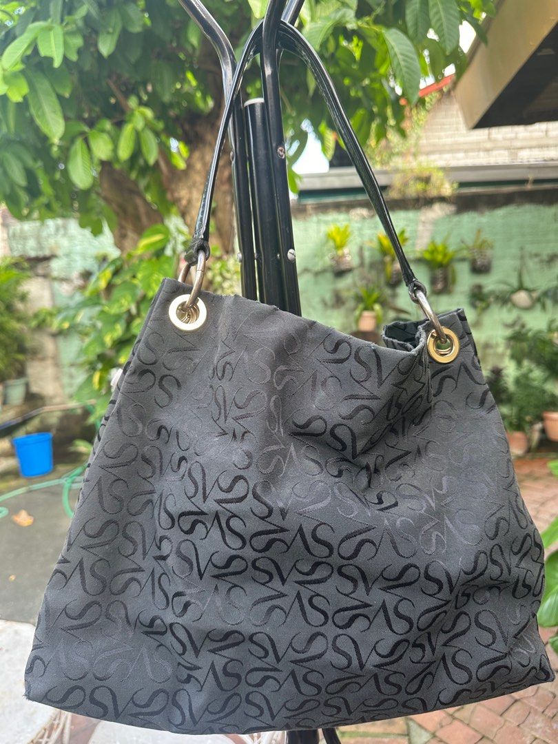 Simply Vera black hobo shoulder bag (Category: Shoulder Bags) located in Las Pinas. Submitted by mikeescorner (Listing ID 1347623888, Image 2). Description: Authentic!!! Simply Vera black hobo shoulder bag Vera Wang patent leather strap SV patterned RFS - decluttering - too many bags.