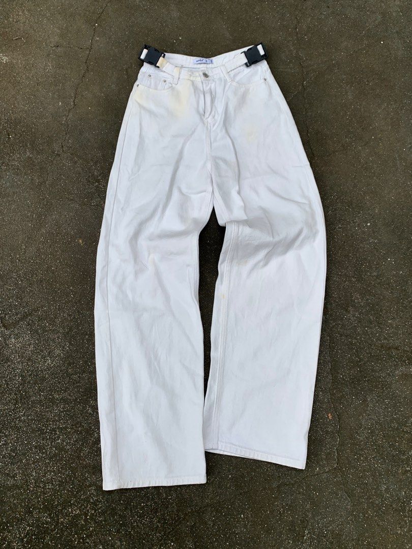 Apèa White Baggy Jeans (Category: Jeans) located in Cavite. Submitted by threadscollective (Listing ID 1347586803, Image 1). Description: White Baggy Jeans Waist: 29 Length: 42’ Inseam Length: 30’ Leg Opening: 9’.